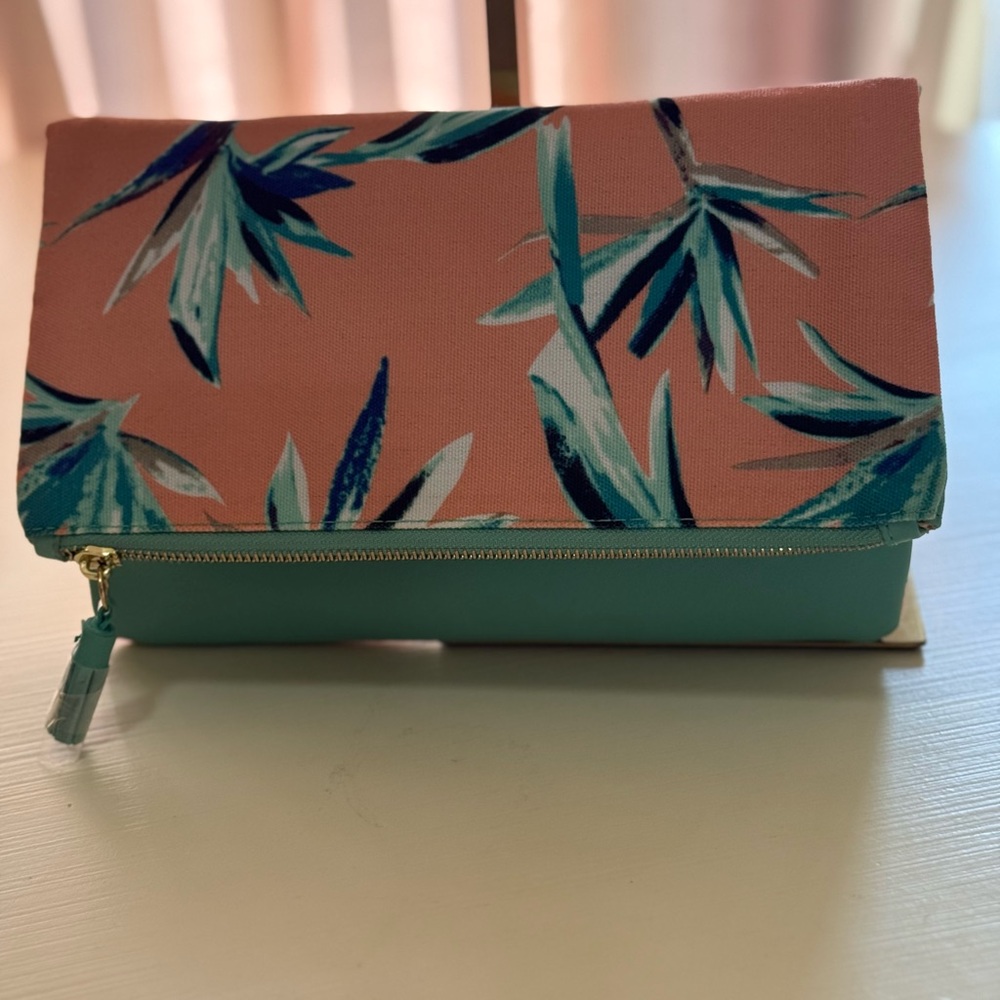 Rachel Pally Anthropology
Reversible Folding Clutch Aqua/Peach Flower